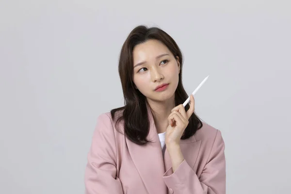 Obchodní Koncepce Korejské Mladé Ženy Znepokojující Studio Shot — Stock fotografie