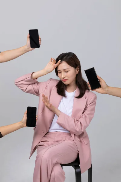 Бізнес Концепція Корейської Молодої Жінки Занадто Багато Мобільної Студійний Знімок — стокове фото