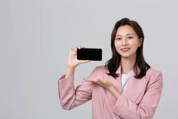 Conceito Negócios Coreano Jovem Segurando Smartphone Estúdio Tiro — Fotografia de Stock