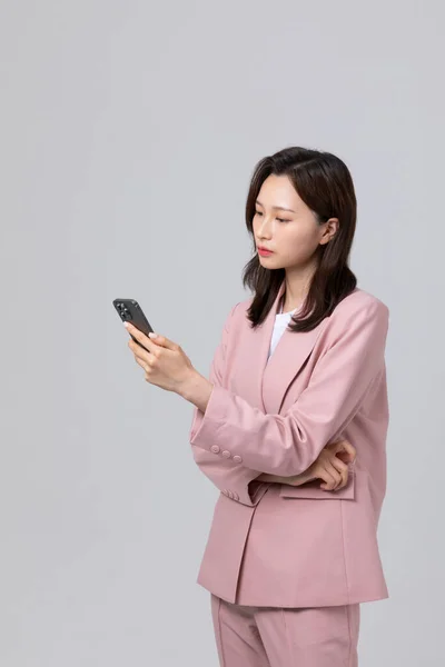 Concepto Negocio Mujer Joven Coreana Mirando Teléfono Inteligente Plano Estudio — Foto de Stock