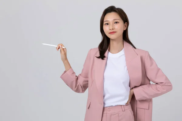Affärsidé Koreansk Ung Kvinna Håller Penna Studio Skott — Stockfoto