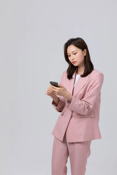 Επιχειρηματική Έννοια Κορεατική Νεαρή Γυναίκα Κοιτάζοντας Smartphone Φωτογραφία Στούντιο — Φωτογραφία Αρχείου