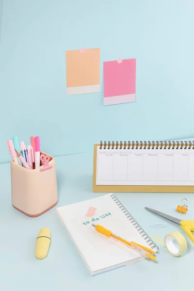 Schulmaterialien Und Tagebuchkonzept Ein Schreibtisch Zur Vorbereitung Auf Das Neue — Stockfoto