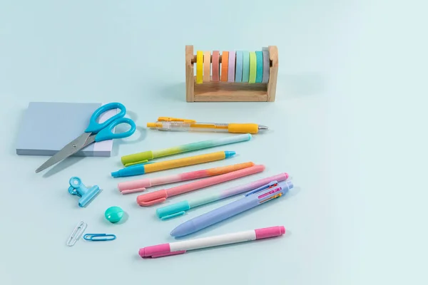 学校用品や日記のコンセプトペンとクリップのマスキングテープ — ストック写真