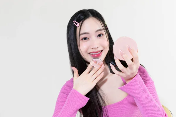 한국의 귀여운 아시아 여성의 빈티지 Y2K 분홍색 역방향 스튜디오 배경에 — 스톡 사진