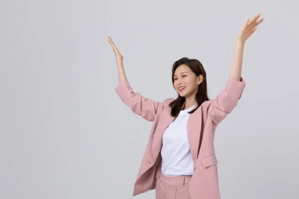 商业概念韩国的年轻女子 做手势 摄影棚拍摄 — 图库照片