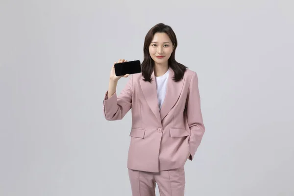 Konsepti Koreli Genç Bir Kadın Elinde Akıllı Telefon Var Stüdyo — Stok fotoğraf