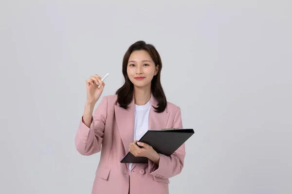 Konsepti Koreli Genç Bir Kadın Elinde Bir Tablet Var Stüdyo — Stok fotoğraf