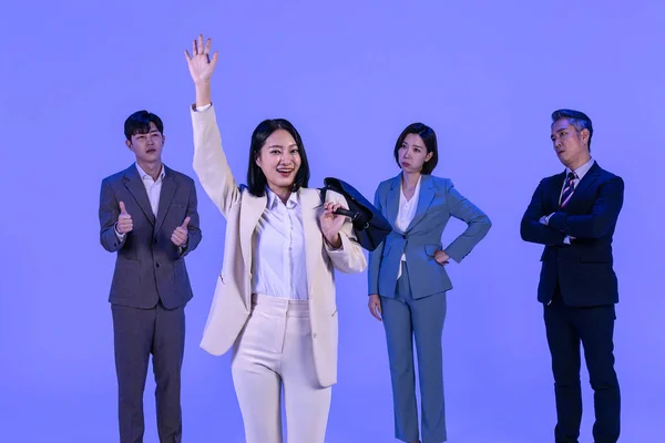 アジア系韓国人シニア 中高年 若い男性と女性の同僚モデルでビジネス服装 ネオンパープルのスタジオの背景 仕事の第一コンセプトを降りて — ストック写真