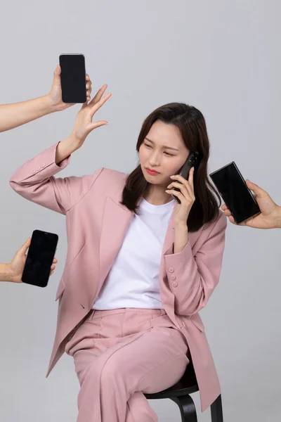 Concepto Negocio Mujer Joven Coreana Preocupándose Por Montón Trabajo Plano — Foto de Stock