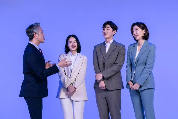 アジア系韓国人シニア 中高年および若い男性と女性の同僚モデルのビジネス服装 ネオン紫のスタジオの背景 非通信の概念 — ストック写真