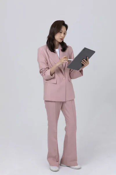 Geschäftskonzept Koreanische Junge Frau Der Hand Einen Tablet Studioaufnahme — Stockfoto