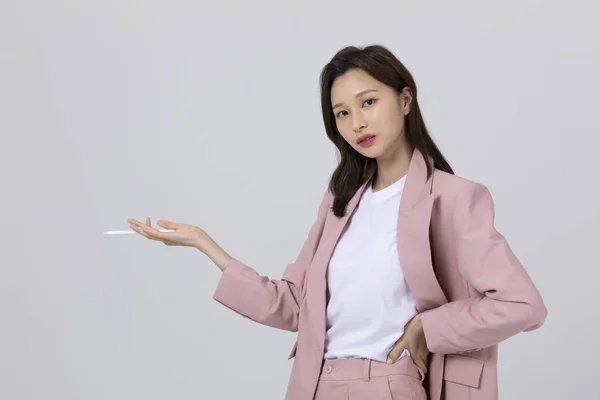 Konsepti Koreli Genç Kadın Kalemle Işaret Ediyor Stüdyo Çekimi — Stok fotoğraf