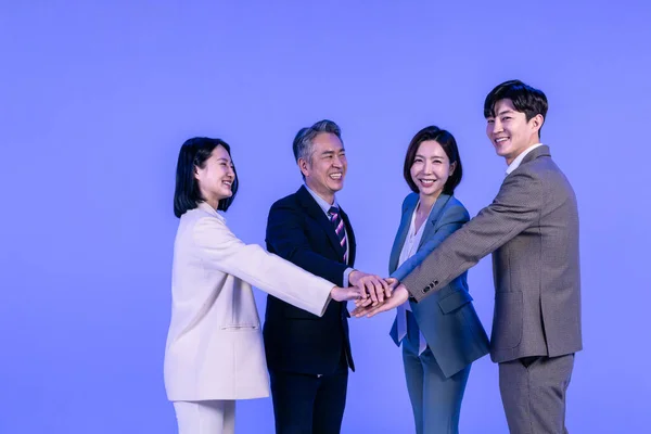 亚裔韩国老年人 中年人和年轻男女同事的商务服装模特 霓虹灯紫色工作室背景模特 — 图库照片