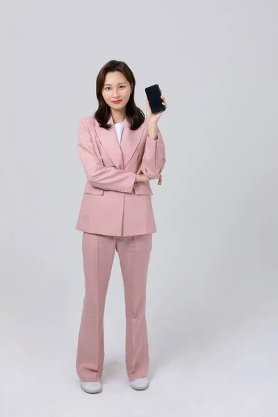 Concepto Negocio Mujer Joven Coreana Sosteniendo Teléfono Inteligente Plano Estudio — Foto de Stock