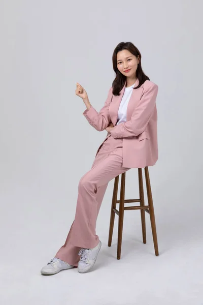 Zakelijk Concept Koreaanse Jonge Vrouw Zitten Studio Opname — Stockfoto