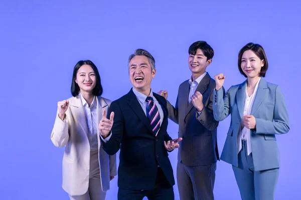 Asiatiska Koreanska Senior Medelålders Och Unga Manliga Och Kvinnliga Kollegor — Stockfoto