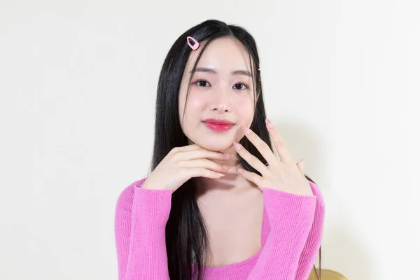 한국의 귀여운 아시아 여성의 빈티지 Y2K 분홍색 역방향 스튜디오 배경에 — 스톡 사진