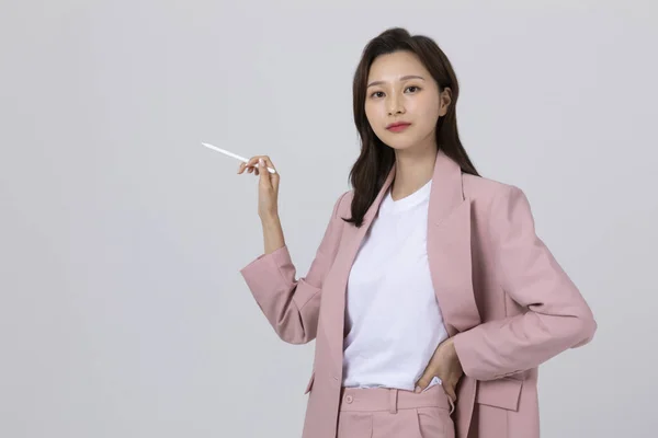 Business Concept Korean Young Woman Standing Holding Pen Studio Shot — Stock Photo, Image