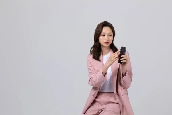 Conceito Negócios Coreano Jovem Explicando Aplicativo Smartphone Estúdio Tiro — Fotografia de Stock