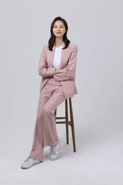 Affärsidé Koreansk Ung Kvinna Sittande Studio Skott — Stockfoto