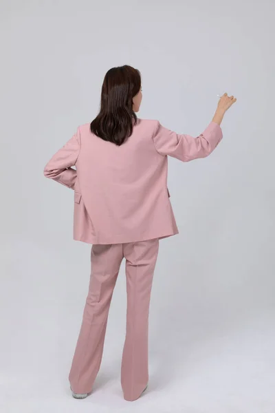 Conceptul Afaceri Coreeană Tânără Femeie Picioare Deține Stilou Studio Shot — Fotografie, imagine de stoc