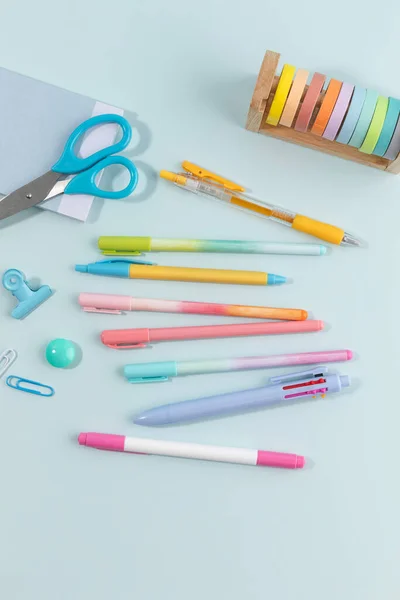 学校用品や日記のコンセプトペンとクリップのマスキングテープ — ストック写真