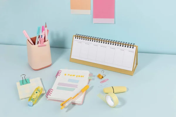 Schulmaterialien Und Tagebuchkonzept Ein Schreibtisch Zur Vorbereitung Auf Das Neue — Stockfoto