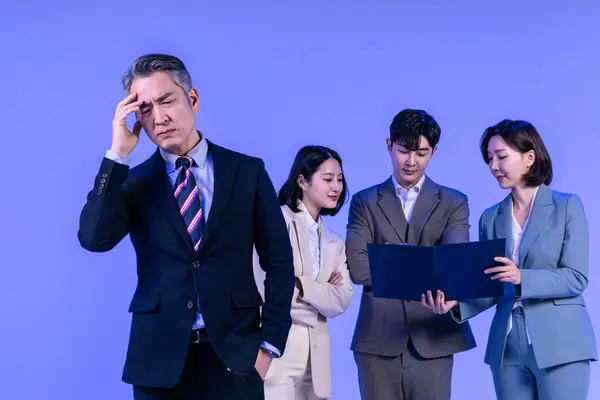 アジアの韓国人シニア 中年男性と若い男性と女性の同僚モデルのビジネス服装 ネオン紫のスタジオの背景 強調概念 — ストック写真