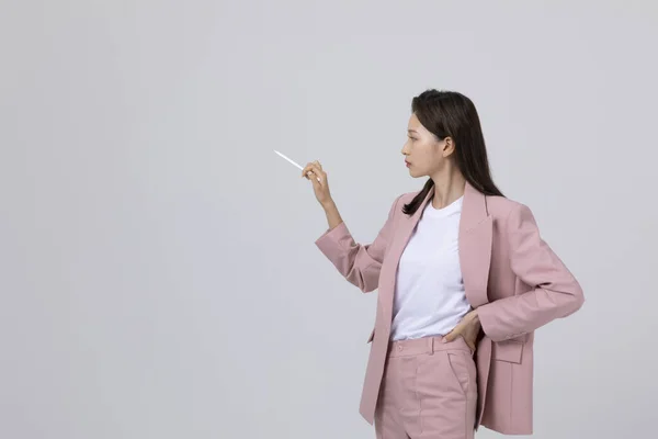 Konsep Bisnis Korea Wanita Muda Berdiri Dengan Memegang Pena Studio — Stok Foto