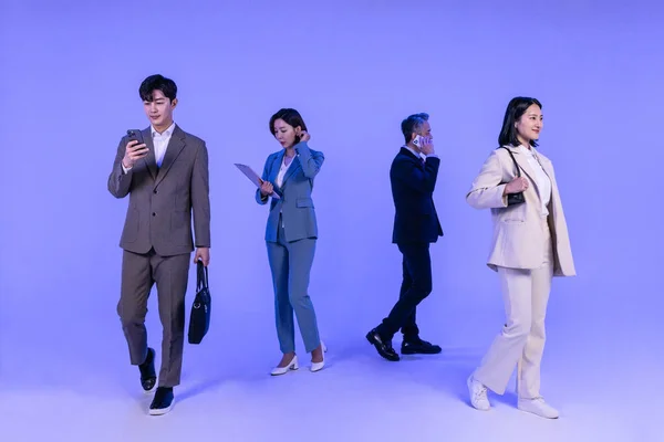 アジアの韓国人シニア 中年と若い男性と女性の同僚モデルでビジネス服 ネオン紫のスタジオの背景に 別の方法の概念を行く — ストック写真