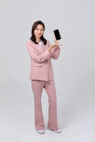 Affärsidé Koreansk Ung Kvinna Håller Smartphone Studio Skott — Stockfoto