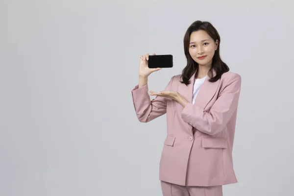 Бізнес Концепція Корейської Молодої Жінки Тримає Смартфон Студійний Знімок — стокове фото