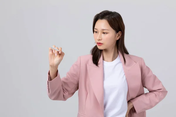 Concepto Negocio Mujer Joven Coreana Sosteniendo Una Pluma Plano Estudio — Foto de Stock