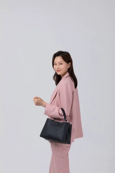 ビジネスコンセプト韓国人の若い女性がハンドバッグを持っています スタジオショット — ストック写真