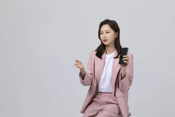 Conceito Negócios Coreano Jovem Explicando Aplicativo Smartphone Estúdio Tiro — Fotografia de Stock