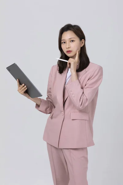 Affärsidé Koreansk Ung Kvinna Håller Tablett Studio Skott — Stockfoto