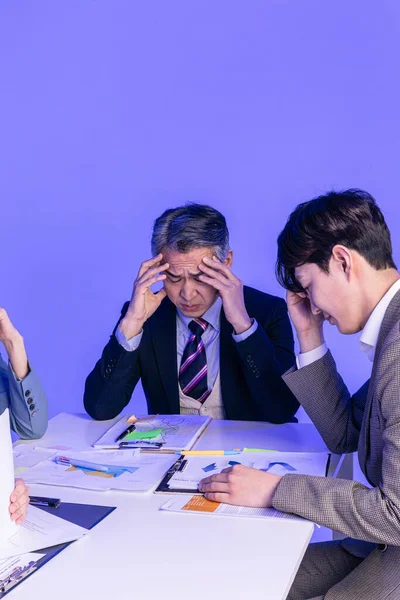 アジア系韓国人シニア 中高年 若い男性と女性の同僚モデルでビジネス服 ネオンパープルのスタジオの背景 ハードワークコンセプト — ストック写真