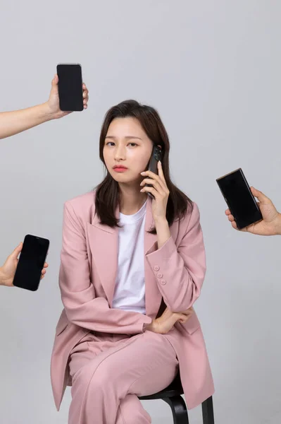 Бізнес Концепція Корейської Молодої Жінки Турбуючись Про Багато Роботи Студійний — стокове фото