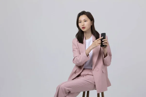 Business Concept Korean Young Woman Explaining Smartphone App Studio Shot — Stock Photo, Image
