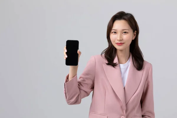 Επιχειρηματική Ιδέα Κορεάτισσα Νεαρή Γυναίκα Κρατώντας Ένα Smartphone Φωτογραφία Στούντιο — Φωτογραφία Αρχείου