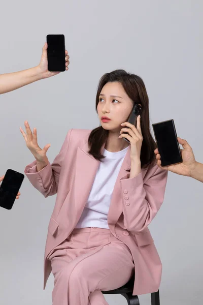 Бізнес Концепція Корейської Молодої Жінки Турбуючись Про Багато Роботи Студійний — стокове фото