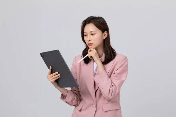Concepto Negocio Mujer Joven Coreana Sosteniendo Una Tableta Plano Estudio — Foto de Stock