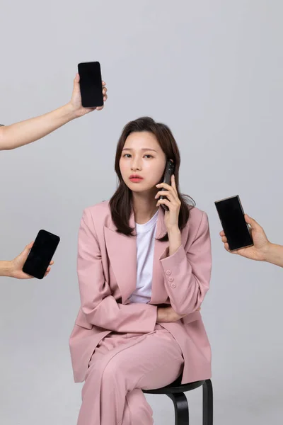 Konsep Bisnis Korea Wanita Muda Khawatir Tentang Banyak Pekerjaan Studio — Stok Foto