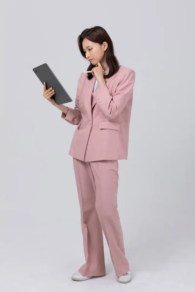 Concepto Negocio Mujer Joven Coreana Sosteniendo Una Tableta Plano Estudio — Foto de Stock