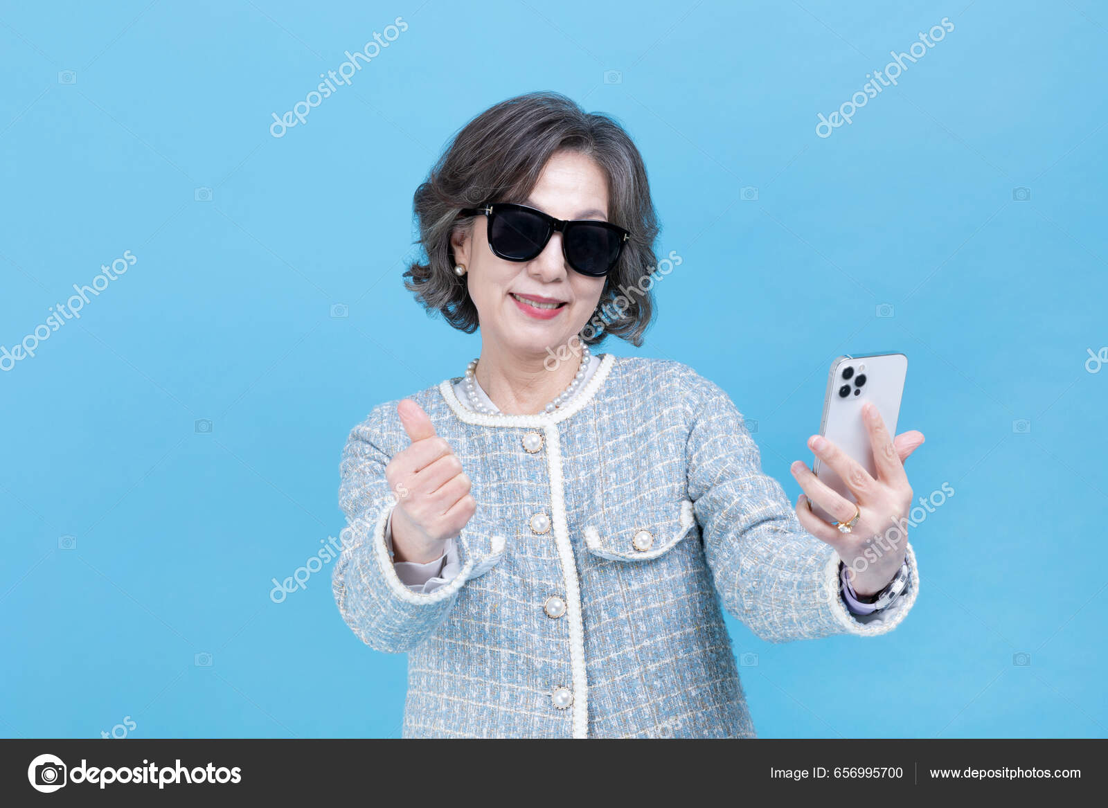 Ενεργή Νεαρή Ηλικιωμένη Κορεάτισσα Ασιάτισσα Γυαλιά Ηλίου Χρησιμοποιώντας  Smartphone — Φωτογραφία Αρχείου © submission@bbtree.co.kr #656995700
