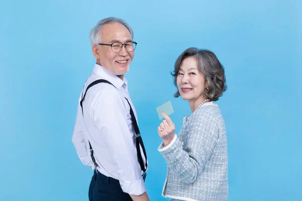 Actif Jeune Senior Coréen Asiatique Couple Tenant Carte Crédit Sur — Photo