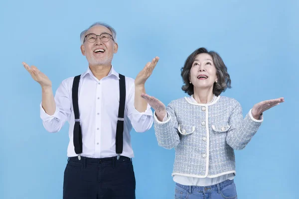 Jovem Ativo Casal Asiático Coreano Sênior Olhando Para Cima Sorrindo — Fotografia de Stock
