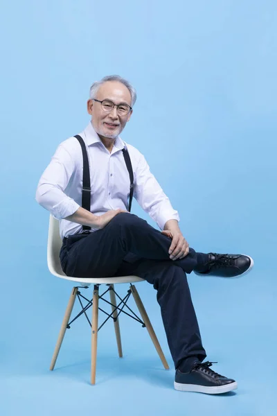 Aktiv Ung Senior Koreansk Asiatisk Man Sitter Stolen Mot Studio — Stockfoto