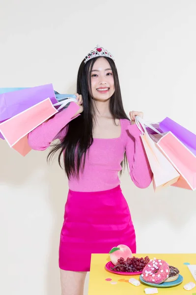 具有工作室背景的韩国亚洲美女生日派对理念的复古照片Y2K粉色复古概念照 — 图库照片